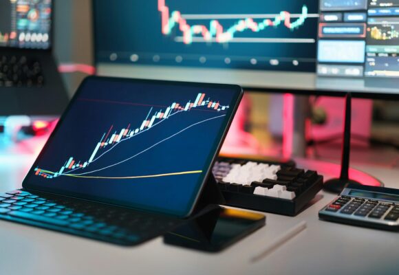XRP traders bet on a rebound as price slips to $1 and bearish chatter surges