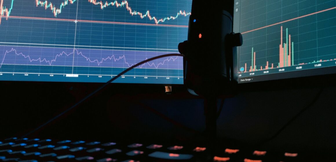 Bitcoin climbs above $64,000 while most majors slip