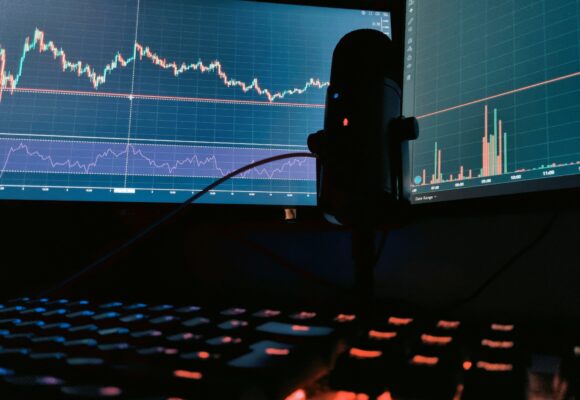 Bitcoin climbs above $64,000 while most majors slip