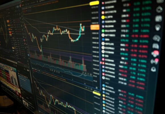 Bitcoin investors pour $853 million into spot ETFs. BlackRock’s IBIT claims the bulk