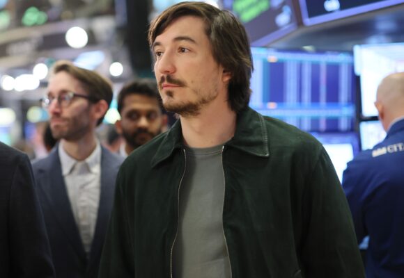 Robinhood CEO Vlad Tenev fires back at AMC’s Aron in escalating fight over stock tokens