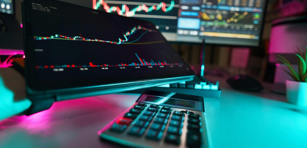 Bitcoin withstands $90 oil and rising yields while gold slides. A firm dollar is the catch