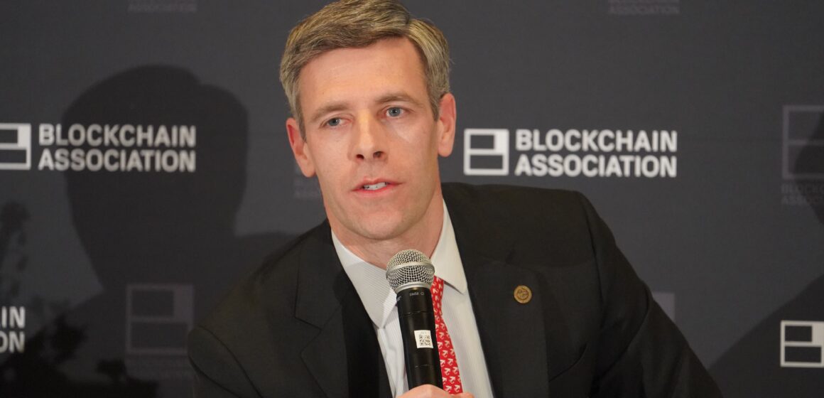 Bank group sues U.S. regulator over granting crypto trust charters